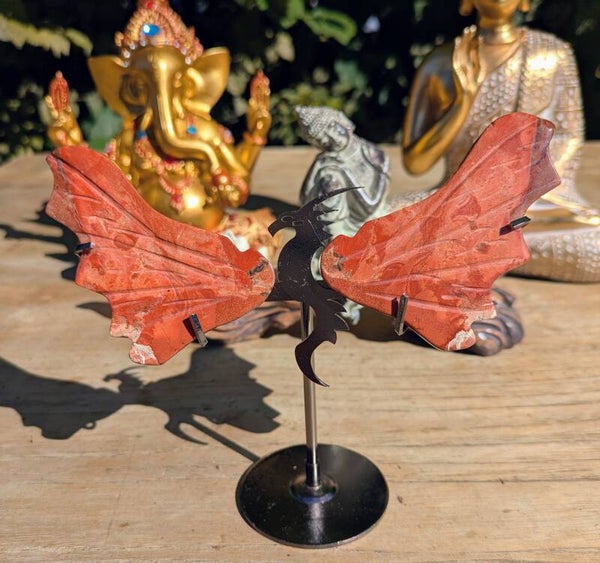 Dragon sur socle avec ailes en jaspe rouge