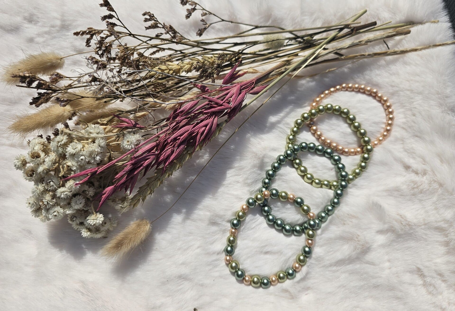 *Parelarmband Groen en Perzik – Elastische Armband 19 cm*