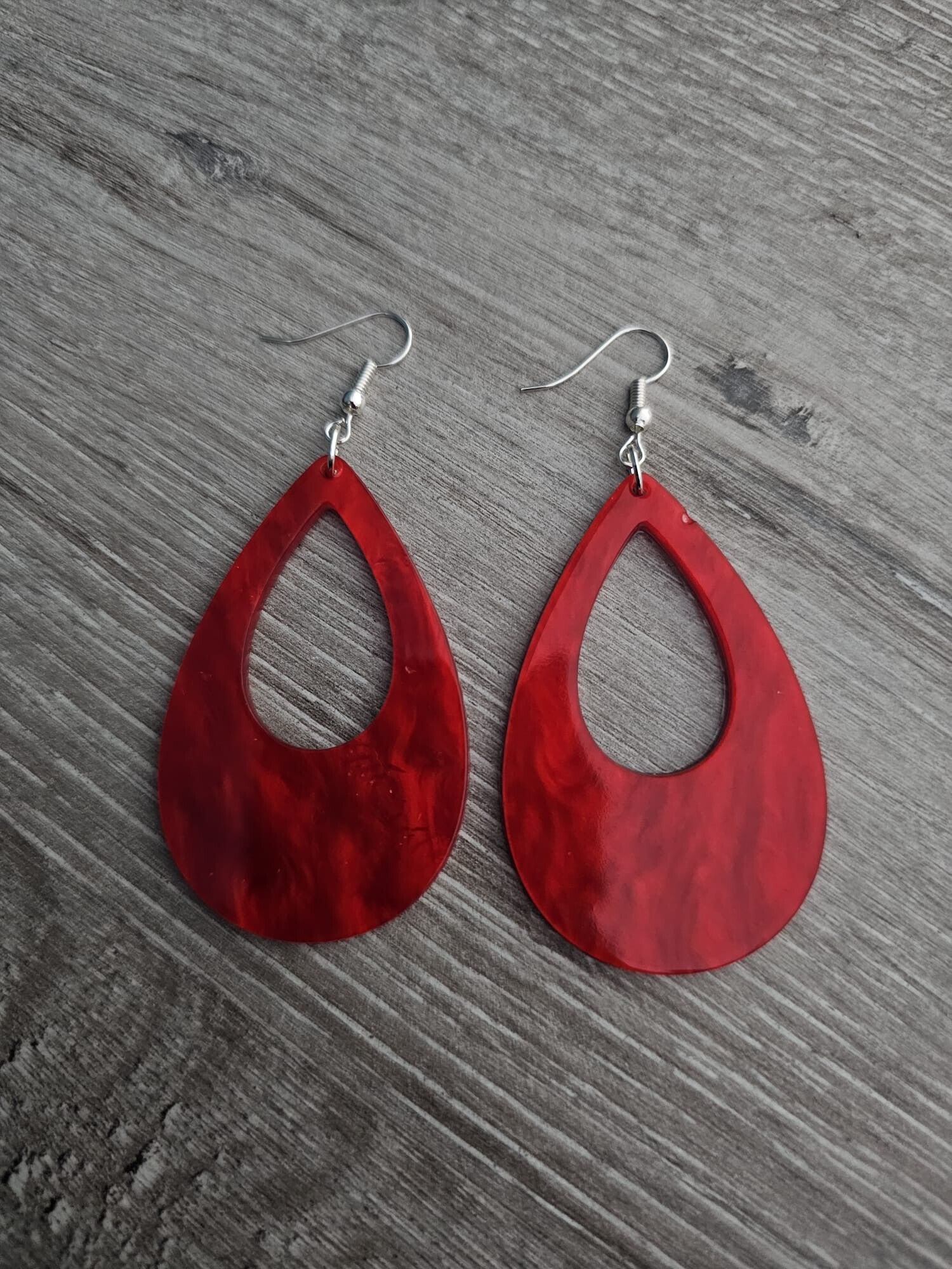 Rode druppelvormige oorbellen – lichtgewicht statement sieraden