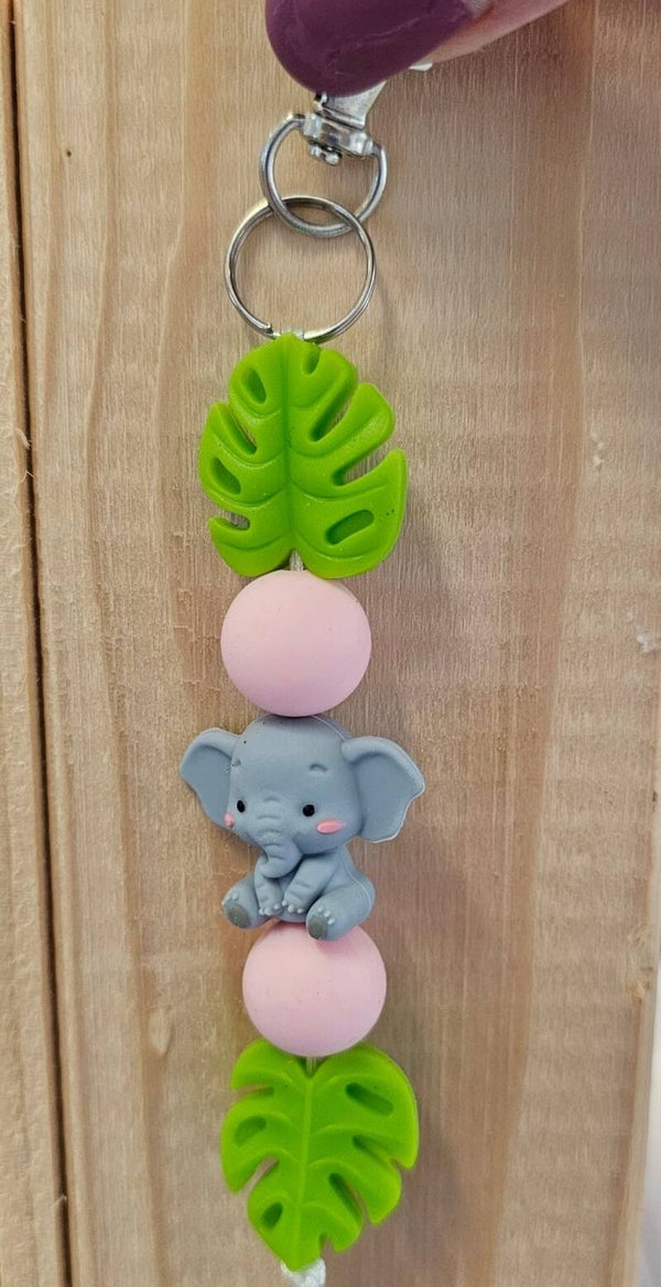 🐘 Handgemaakte Sleutelhanger Olifantje met Tropische Blaadjes  Roze & Groen