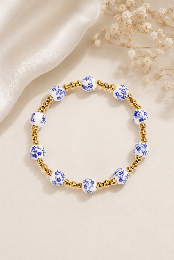 Armband met Blauw-Witte Porseleinlook Kralen en Gouden Accenten