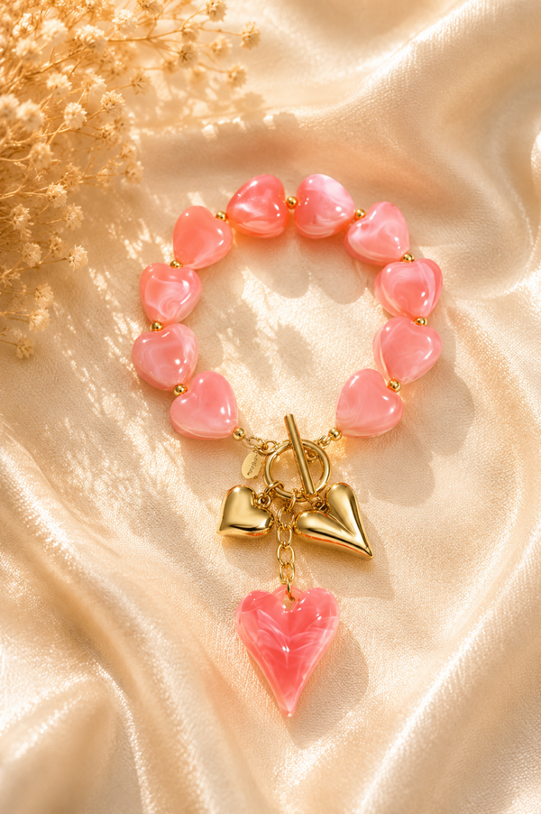 Roze Hartjes Armband – Trendy Statement Sieraad met Gouden Details