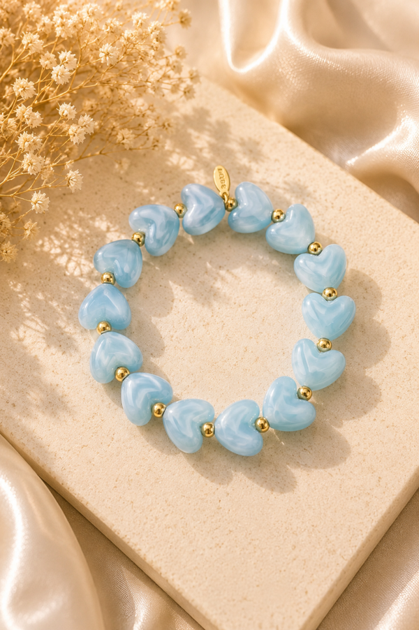 Lichtblauwe Hartjes Armband – Trendy Dames Armband met Goudkleurige Details