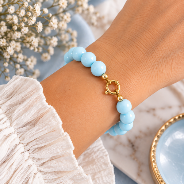 🩵 Lichtblauwe Kralen Armband met Goudkleurige Sluiting