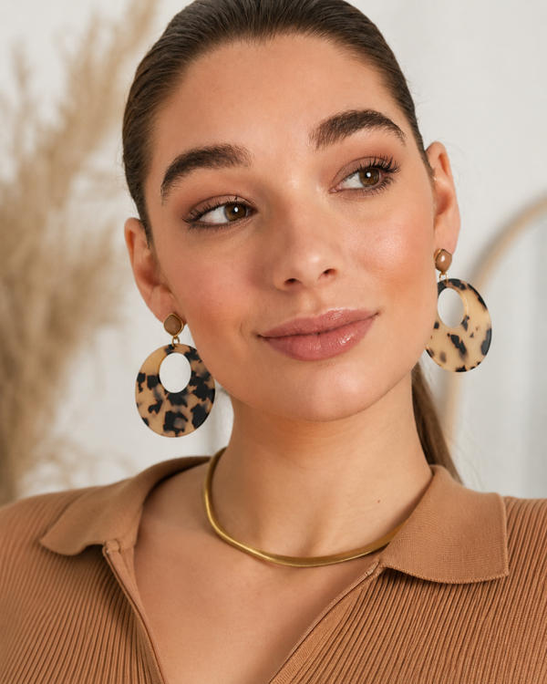 Statement Oorbellen Dames – Beige/Bruin met Goudkleurige Details