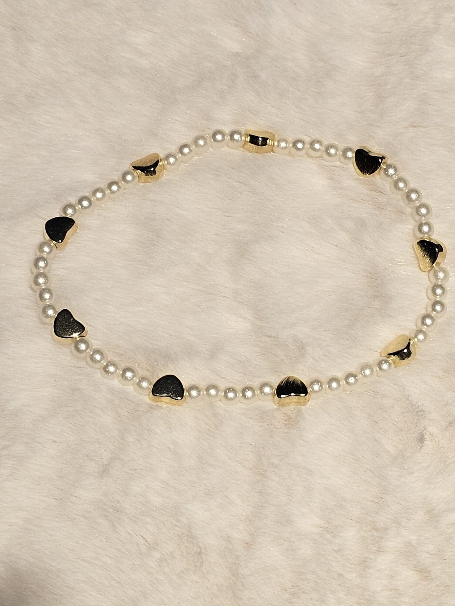 Elastische Parelarmband met Gouden Hartjes 19 cm