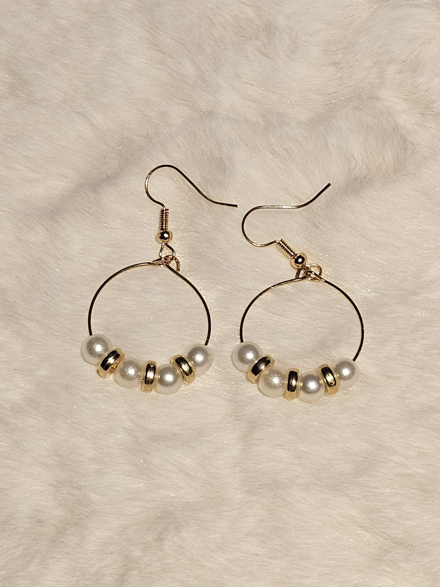 Oorbellen met Parelmoer en Goudkleurige Kralen