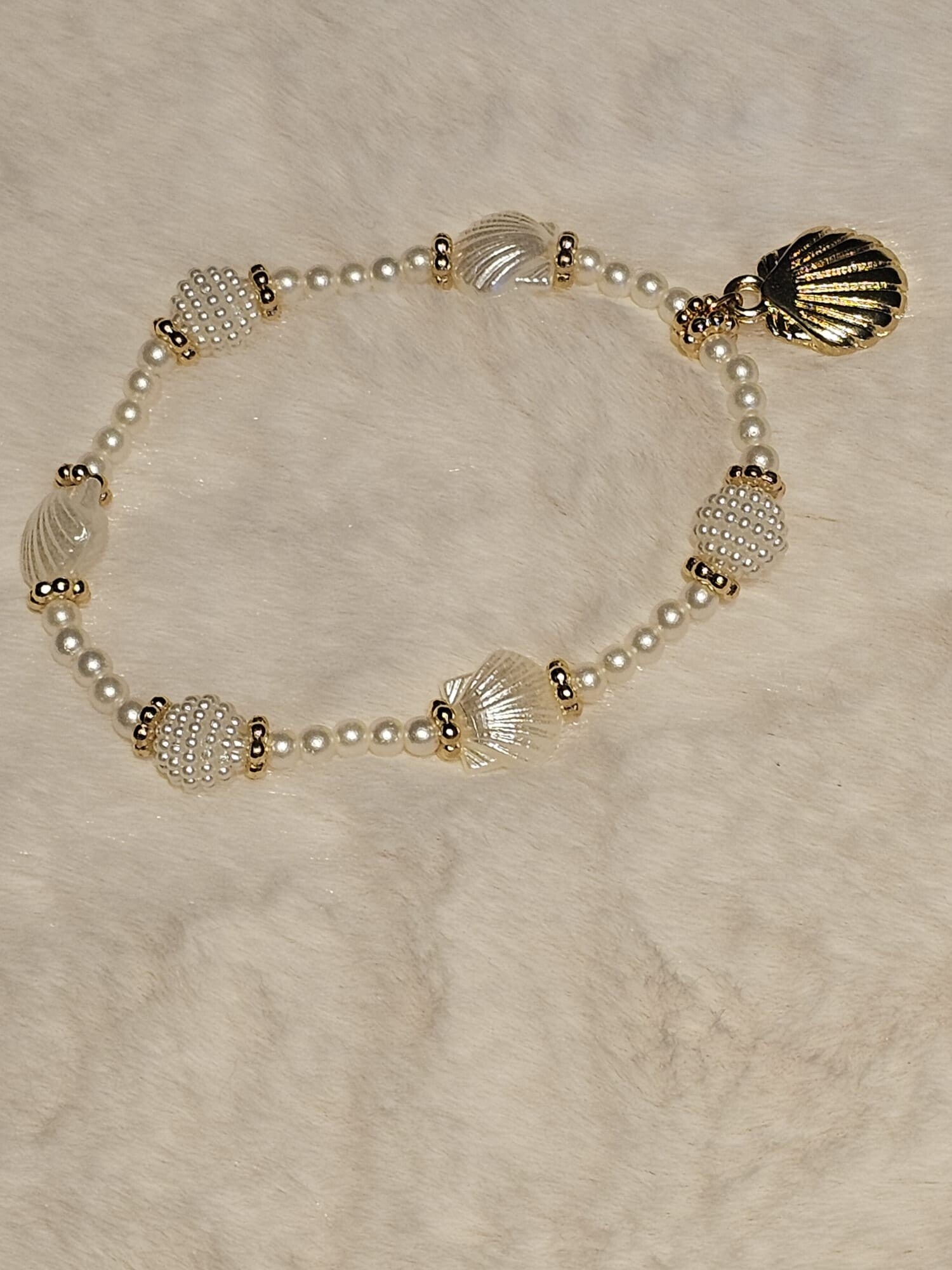 Elegant parelarmbandje met gouden schelpbedel – wit & goud 19 cm