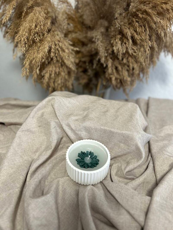 Kerze mit grüner Blume