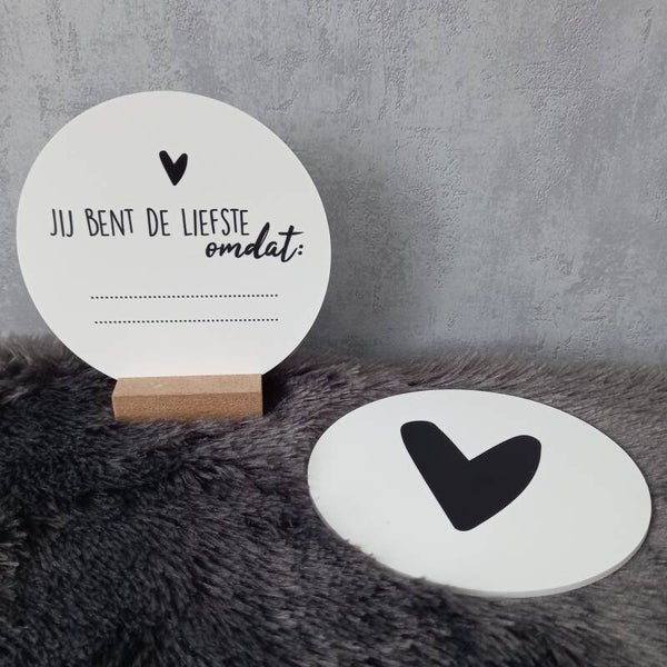 Een cirkel met een boodschap "Jij bent de liefste omdat ... (zelf in te vullen)"