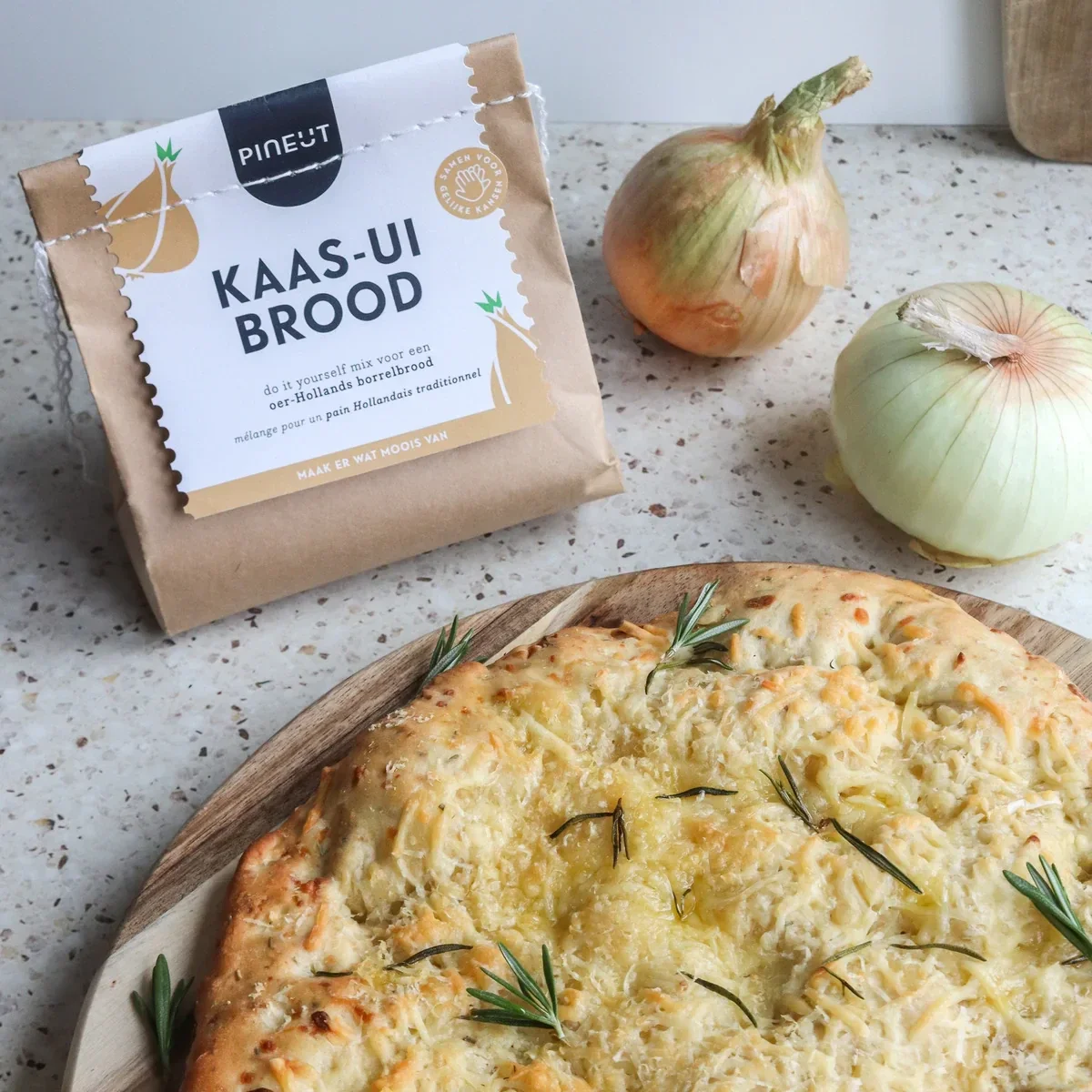 Pineut Kaas-uienbrood