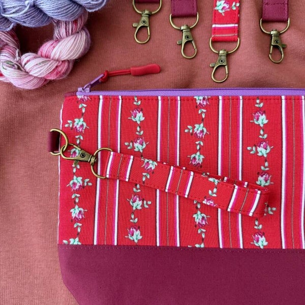 Polsband/ sleutelhanger "Burgundy Blooms" rode print