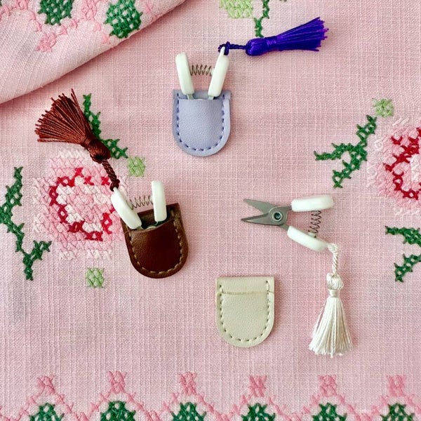 Mini draadknippertje met vegan leren hoesje