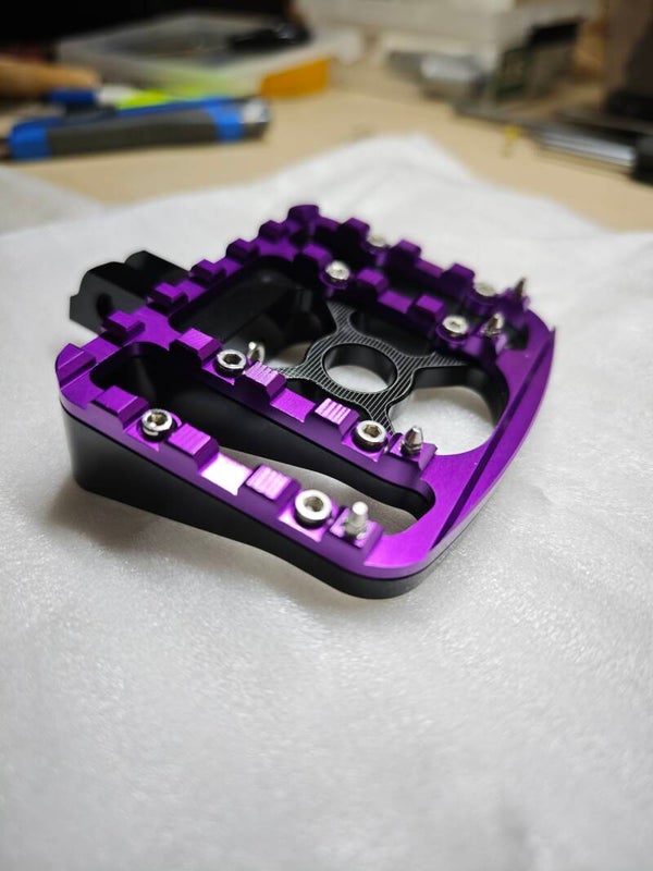 Large front floorboard for Softail M8