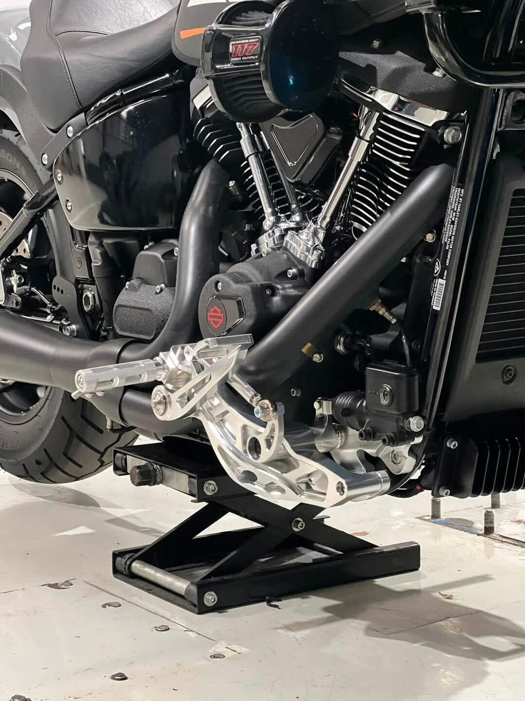 Mid controls race Softail M8