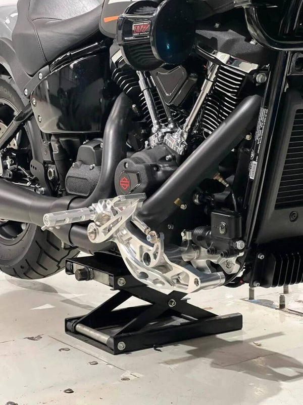 Mid controls race Softail M8