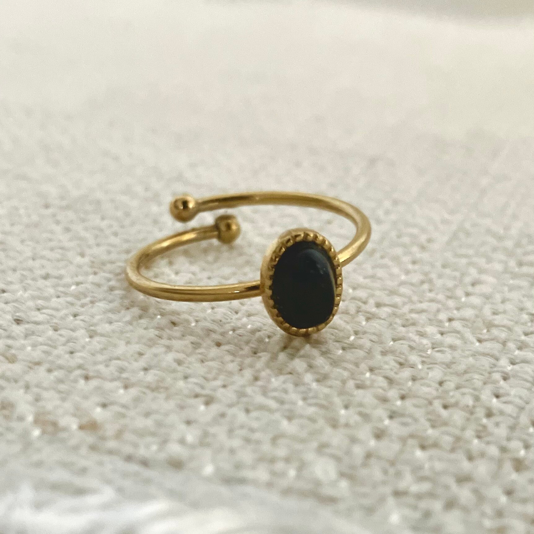 Verstelbare ring met zwart steentje