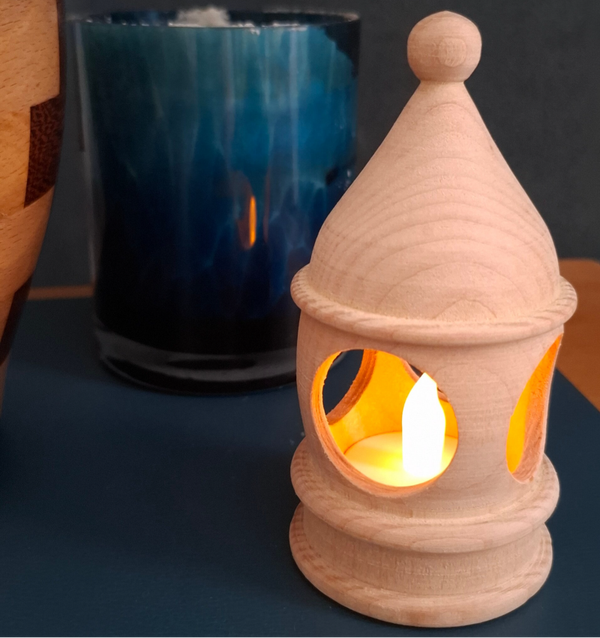 Lanterne en bois massif de hêtre tourné avec bougie électrique