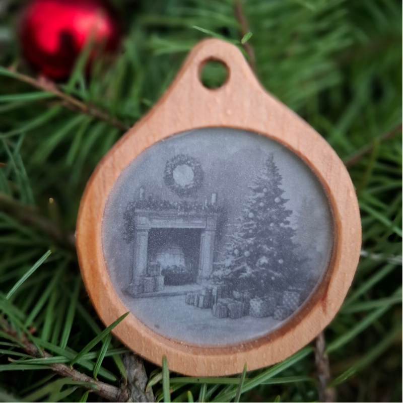 Décoration de Noël - Sapin au bord de la cheminée