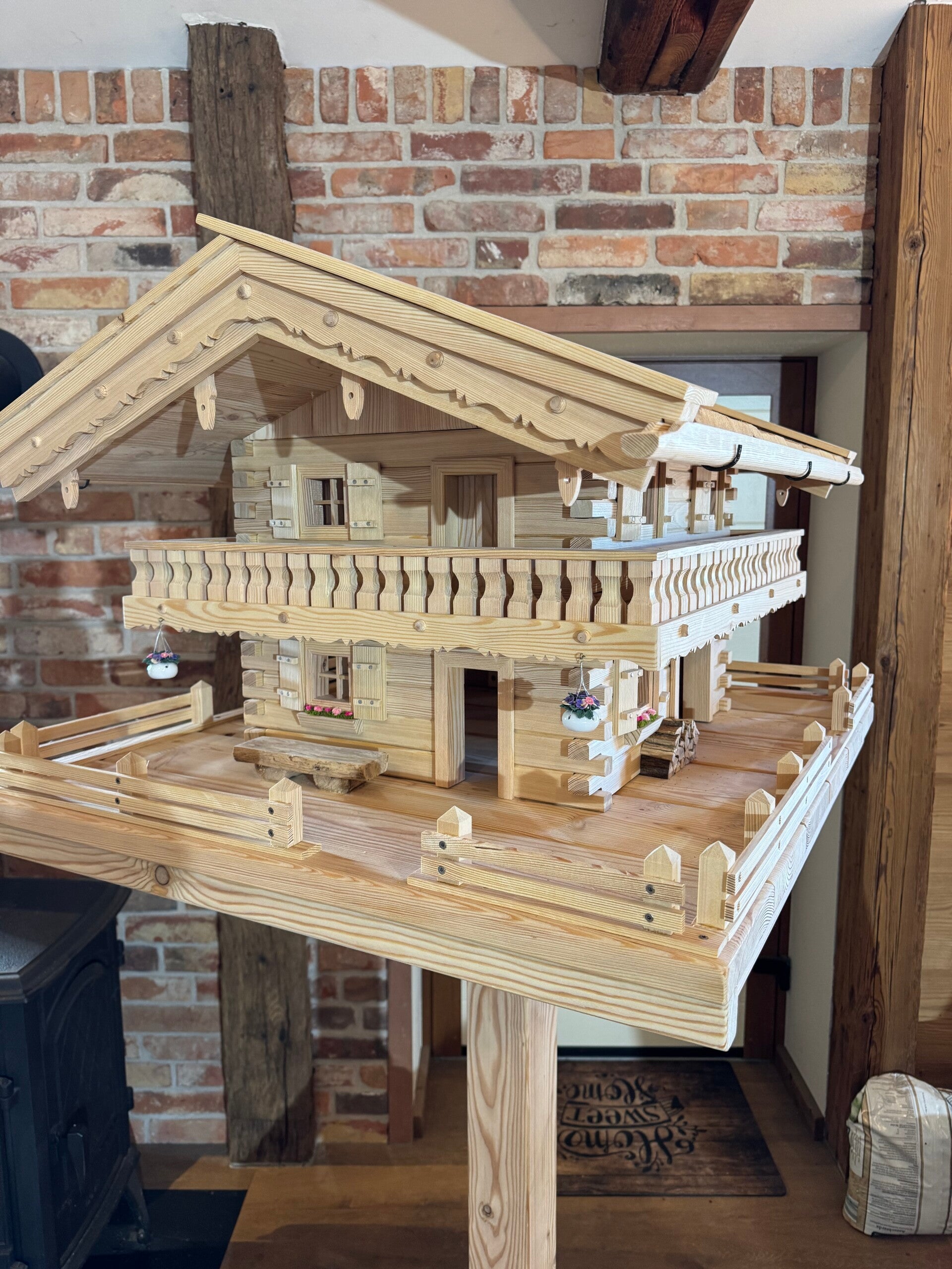 Vogelhaus Villa mit Balkon und 10 Fenstern aus 100% Lärche