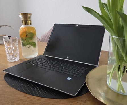 Ein Laptop steht auf dem Tisch bereit bevor das Onlinetraining losgehen kann. Das Trinken steht auch schon bereit.