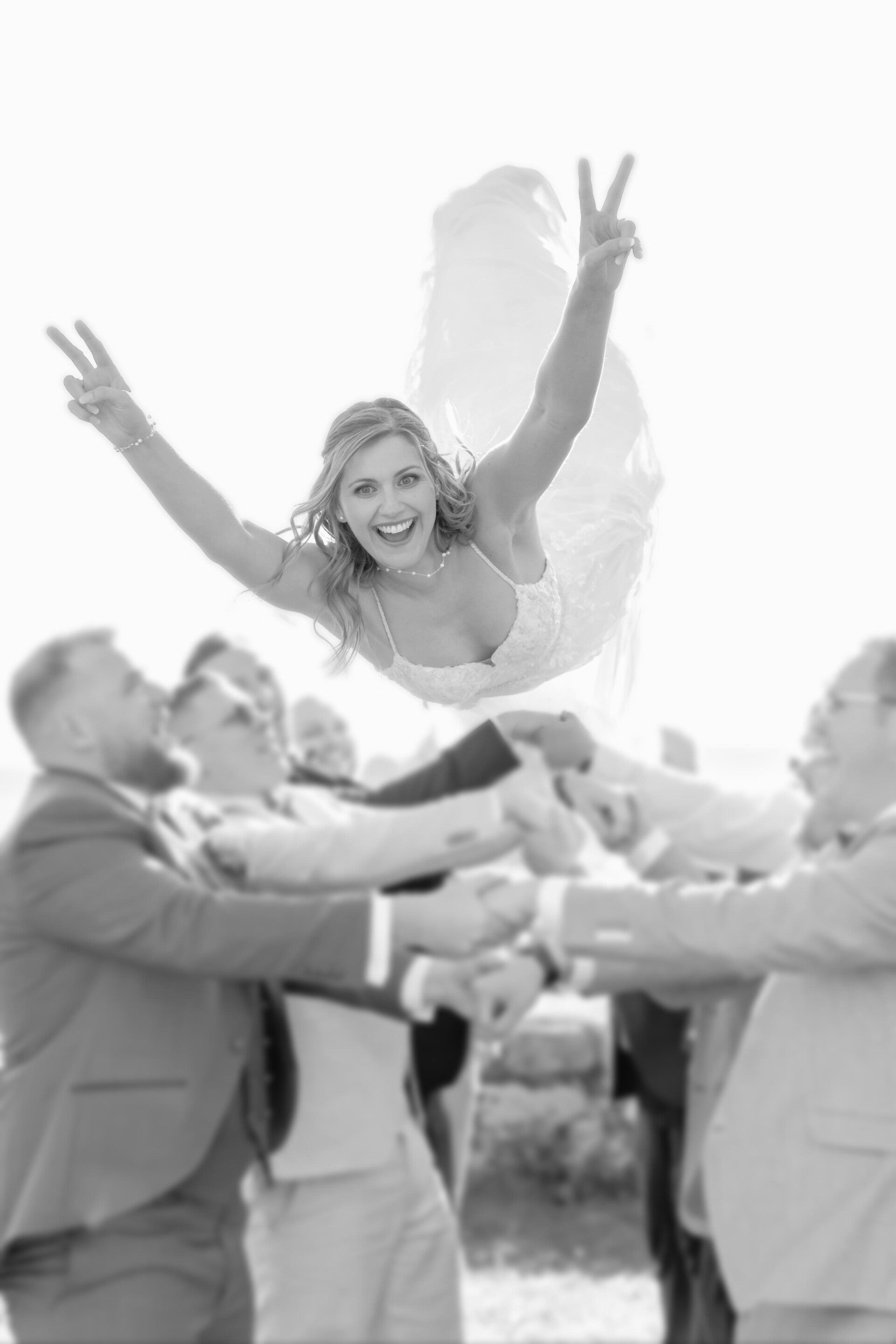 Die Mitarbeitenden einer Firma joggen durch Felder und haben viel Freude dabei.