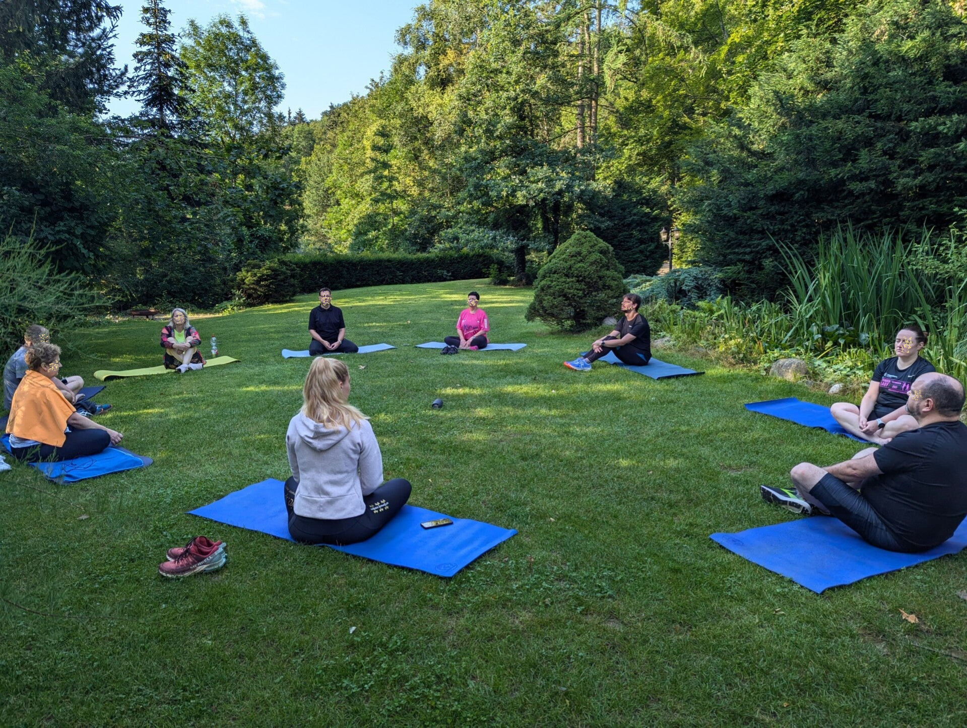 Die Mitarbeitenden einer Firma joggen durch Felder und haben viel Freude dabei.