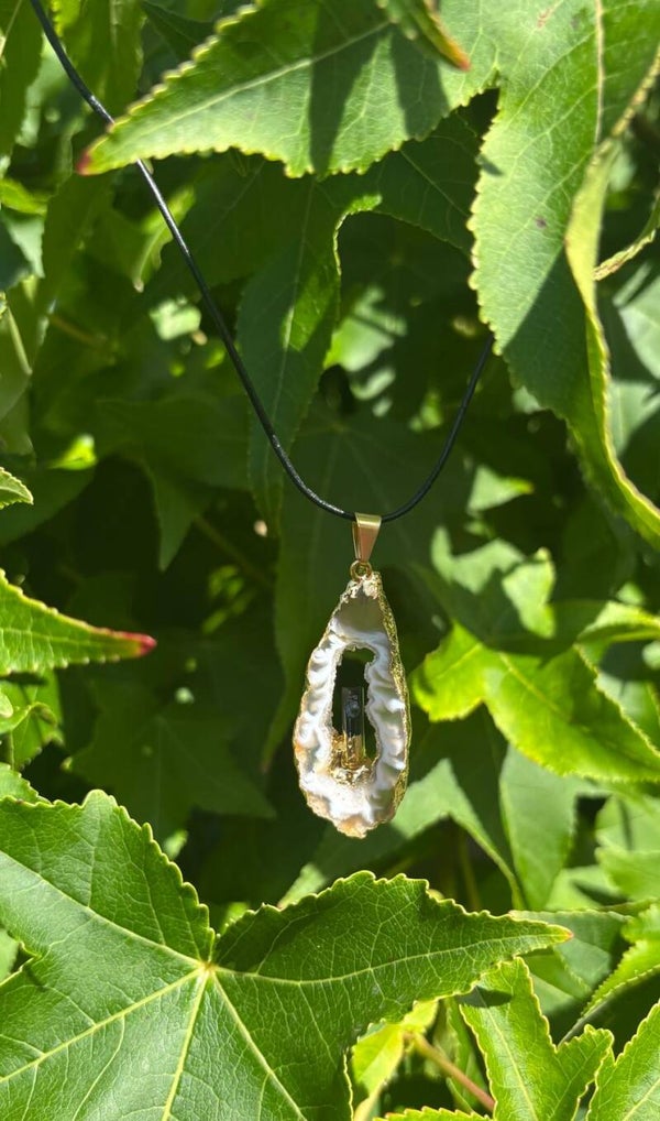 Agaat met Toermalijn hanger aan koord