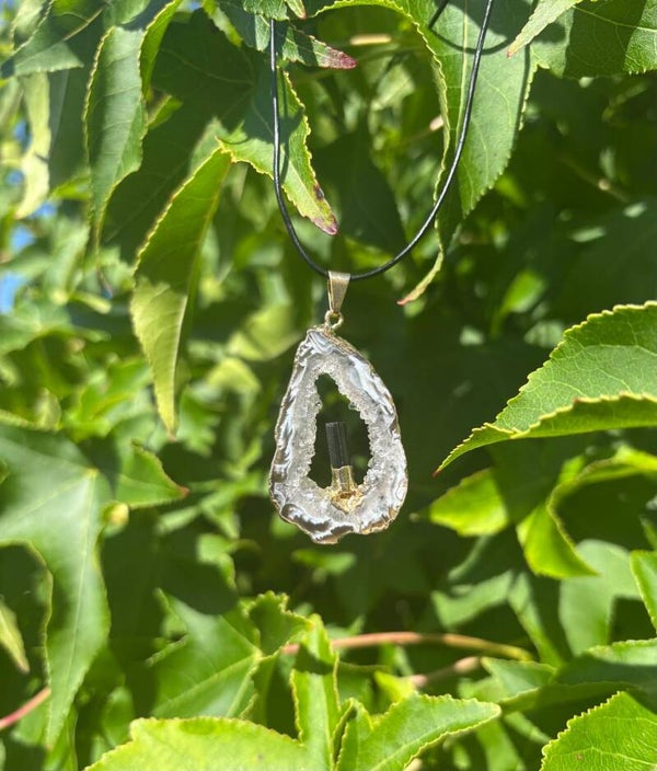 Agaat met Toermalijn hanger aan koord