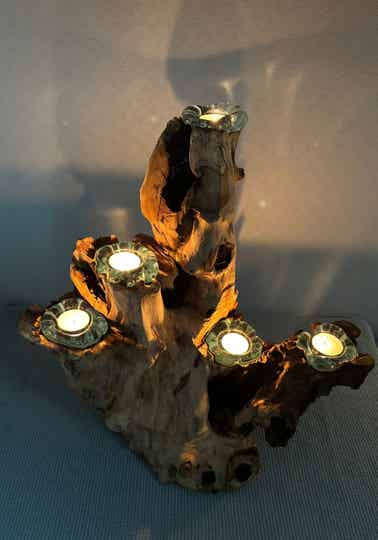 Gesmolten Glas Vijf Kandelaar op Hout (H47cm,B45cm)