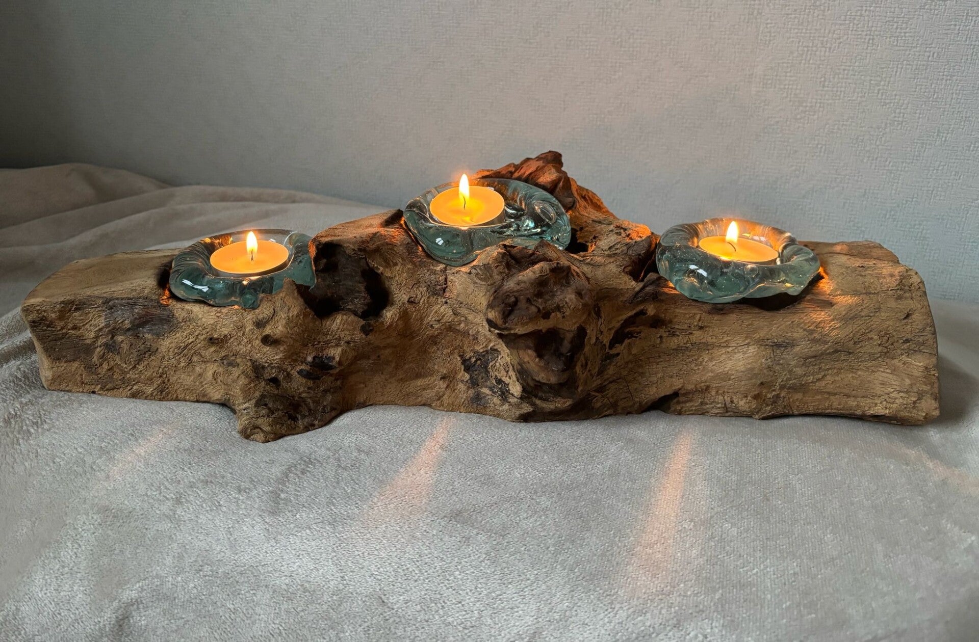 Gesmolten Glazen Platte Drievoudige Kandelaar op Hout