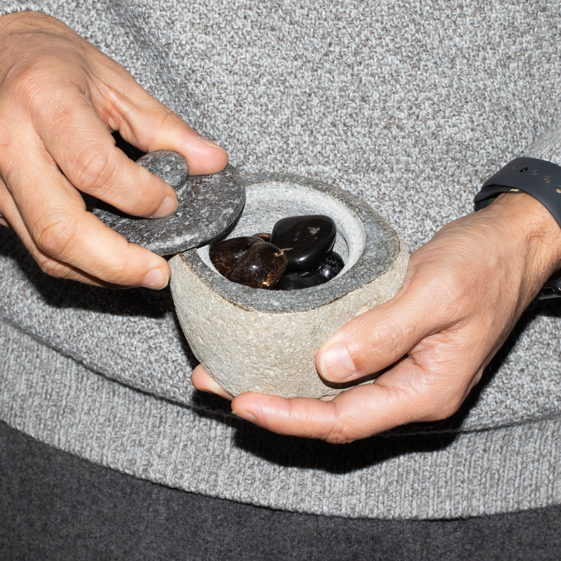 Natuurlijke Riviersteen Aardingspot – Klein (ca. 9 × 7 cm)