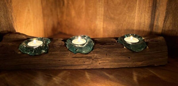 Gesmolten Glazen Platte Drievoudige Kandelaar op Hout