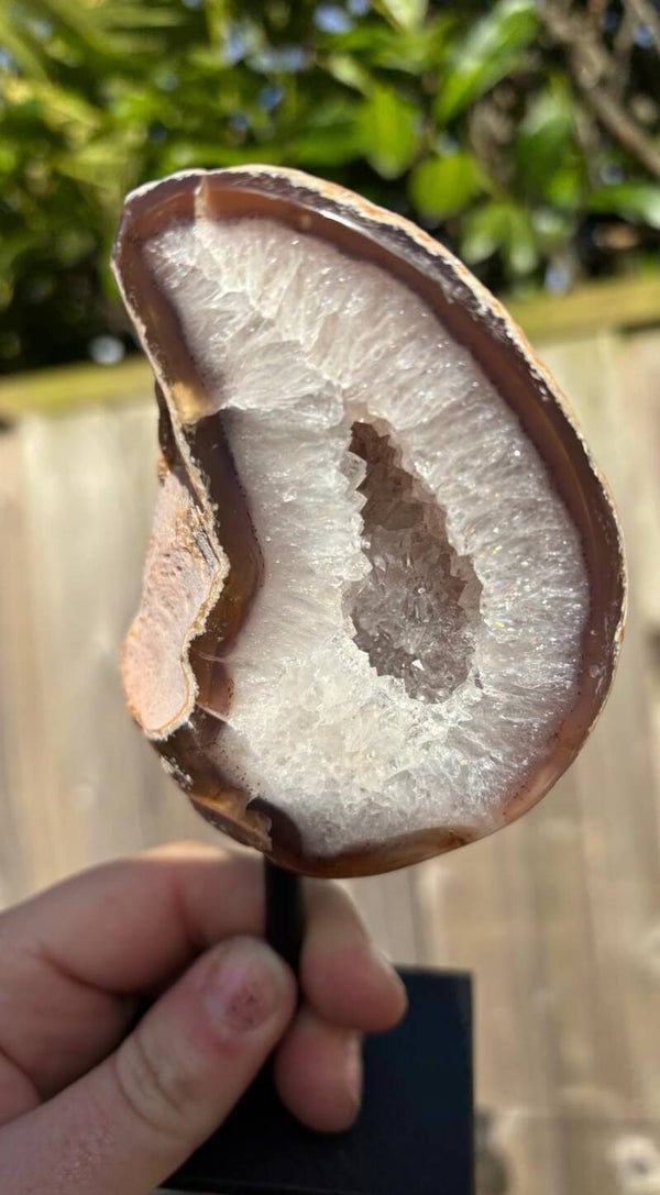 Agaat op standaard (circa 17cm hoog)
