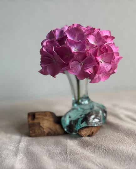 Gesmolten Glazen Kleine Bloemenvaas op Hout