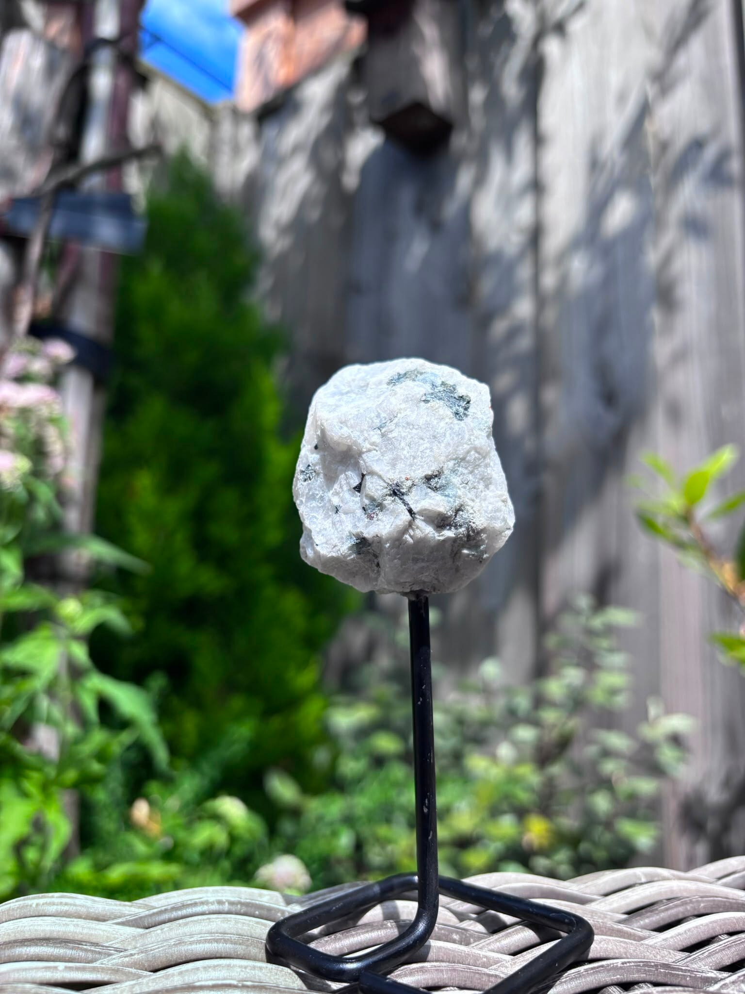 Mineraalspecimens op Metalen Standaard – Regenboog Maansteen