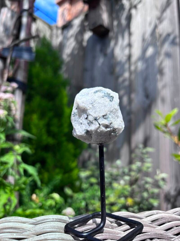 Mineraalspecimens op Metalen Standaard – Regenboog Maansteen
