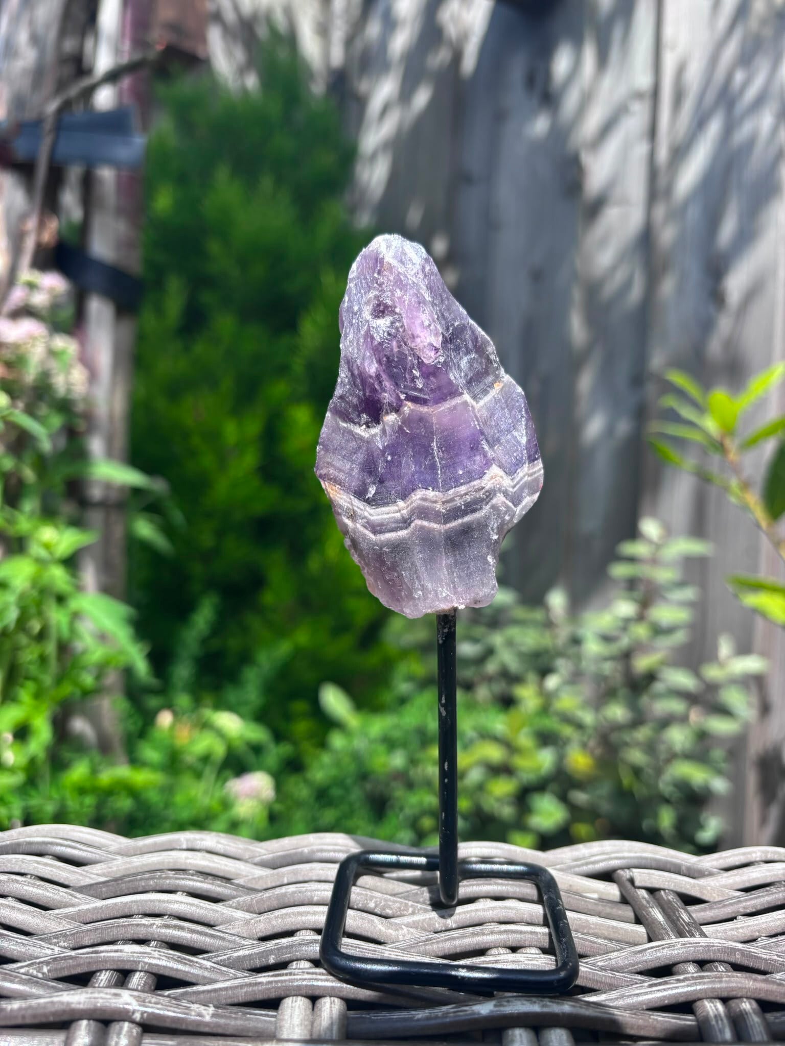 Mineraalspecimens op Metalen Standaard – Amethist