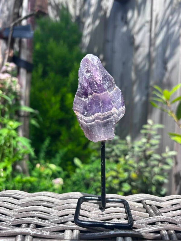 Mineraalspecimens op Metalen Standaard – Amethist