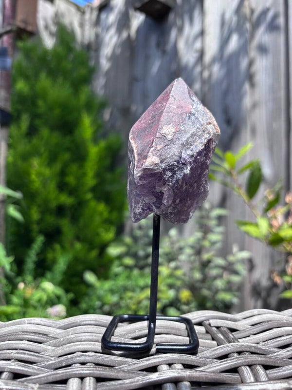 Mineraalspecimens op Metalen Standaard – Amethist