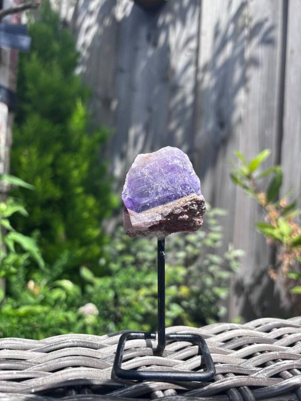 Mineraalspecimens op Metalen Standaard – Amethist