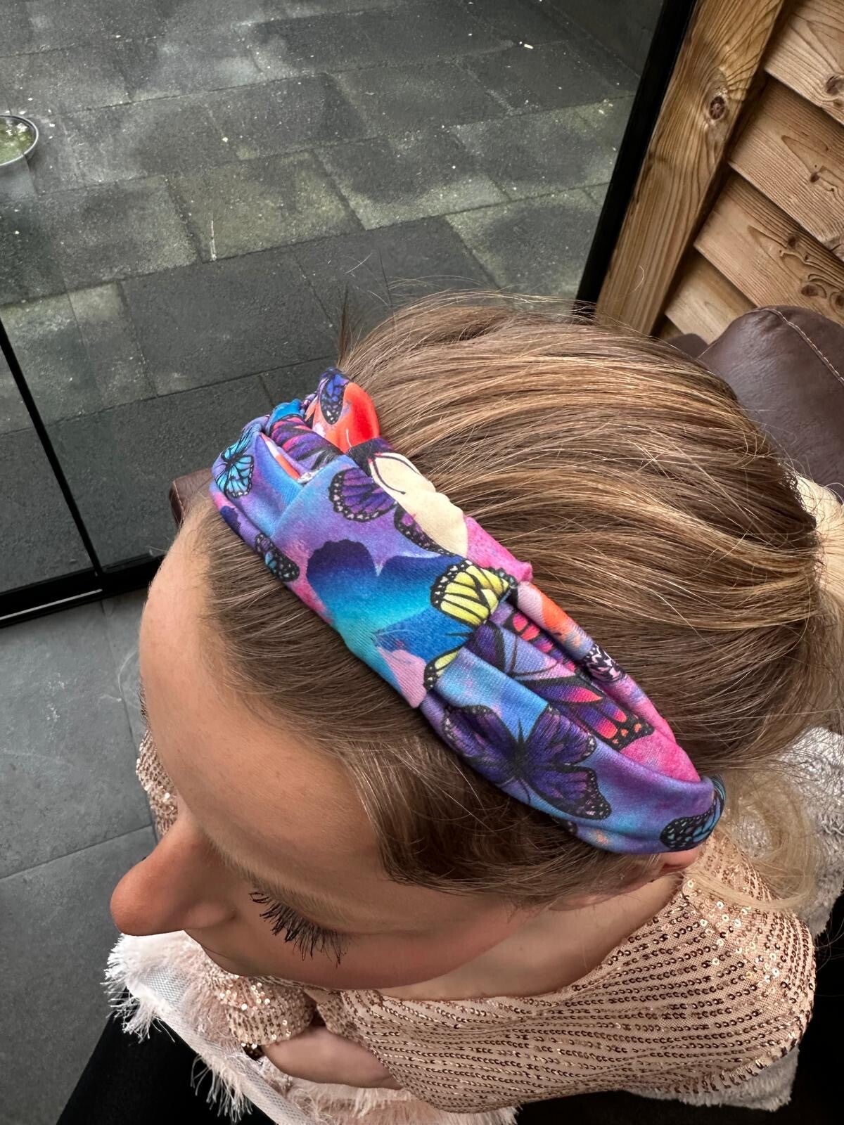 Paarse hoofdband met vlinders