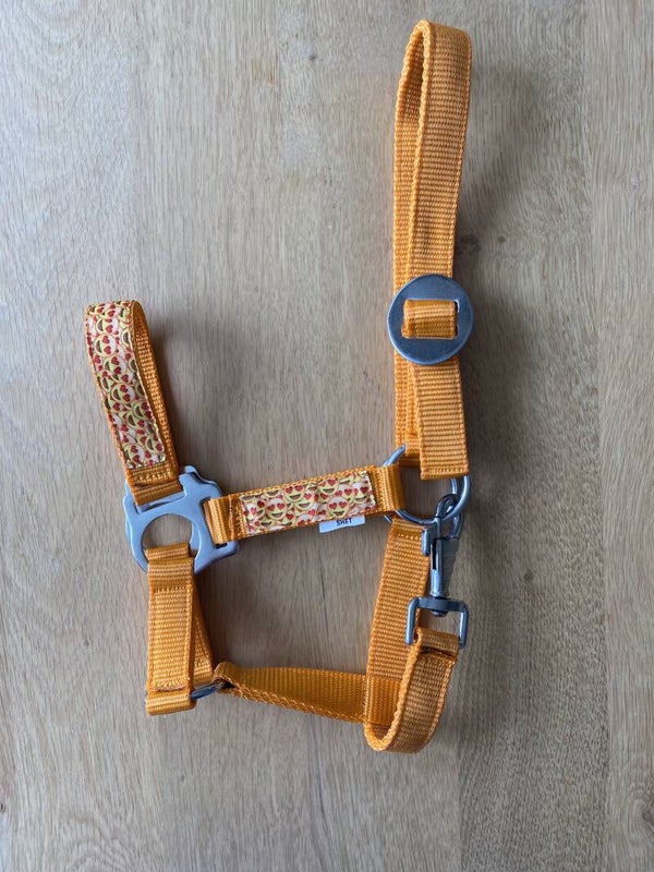 Stalhalster met print. Oranje hartjesogen. Maat shet
