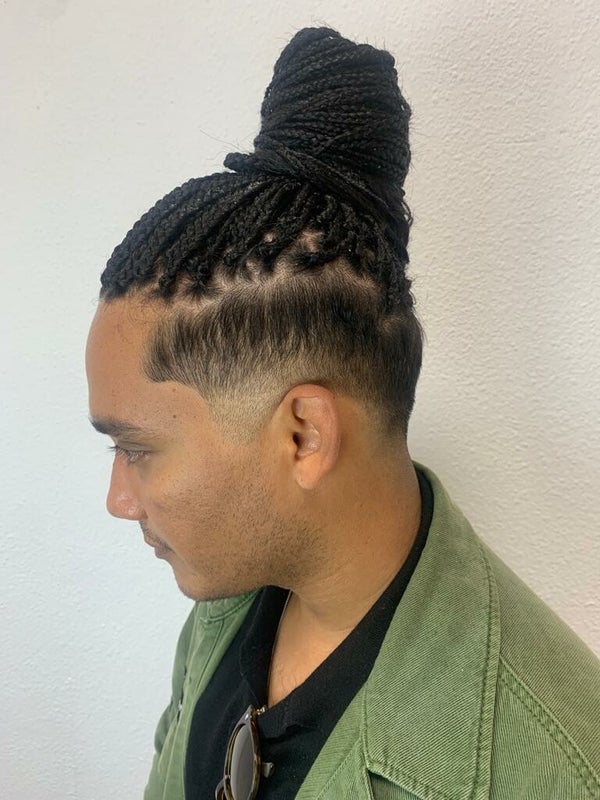 Vlechtjes in een knot met een fade aan de zijkant