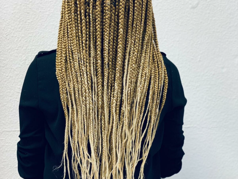 Lange blonde vlechten, gezet in de salon van Paris Hair Cosmetics in Groningen