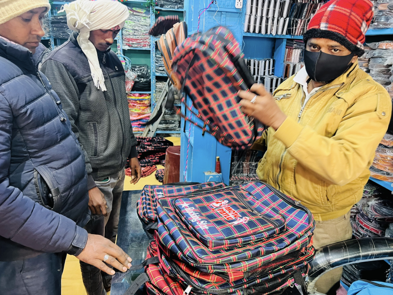 Achat des 80 sacs d'écoliers dans la petite ville de Gaya