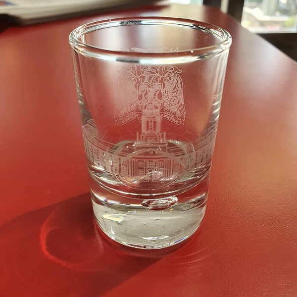 Borrelglas met afbeelding van kasteel