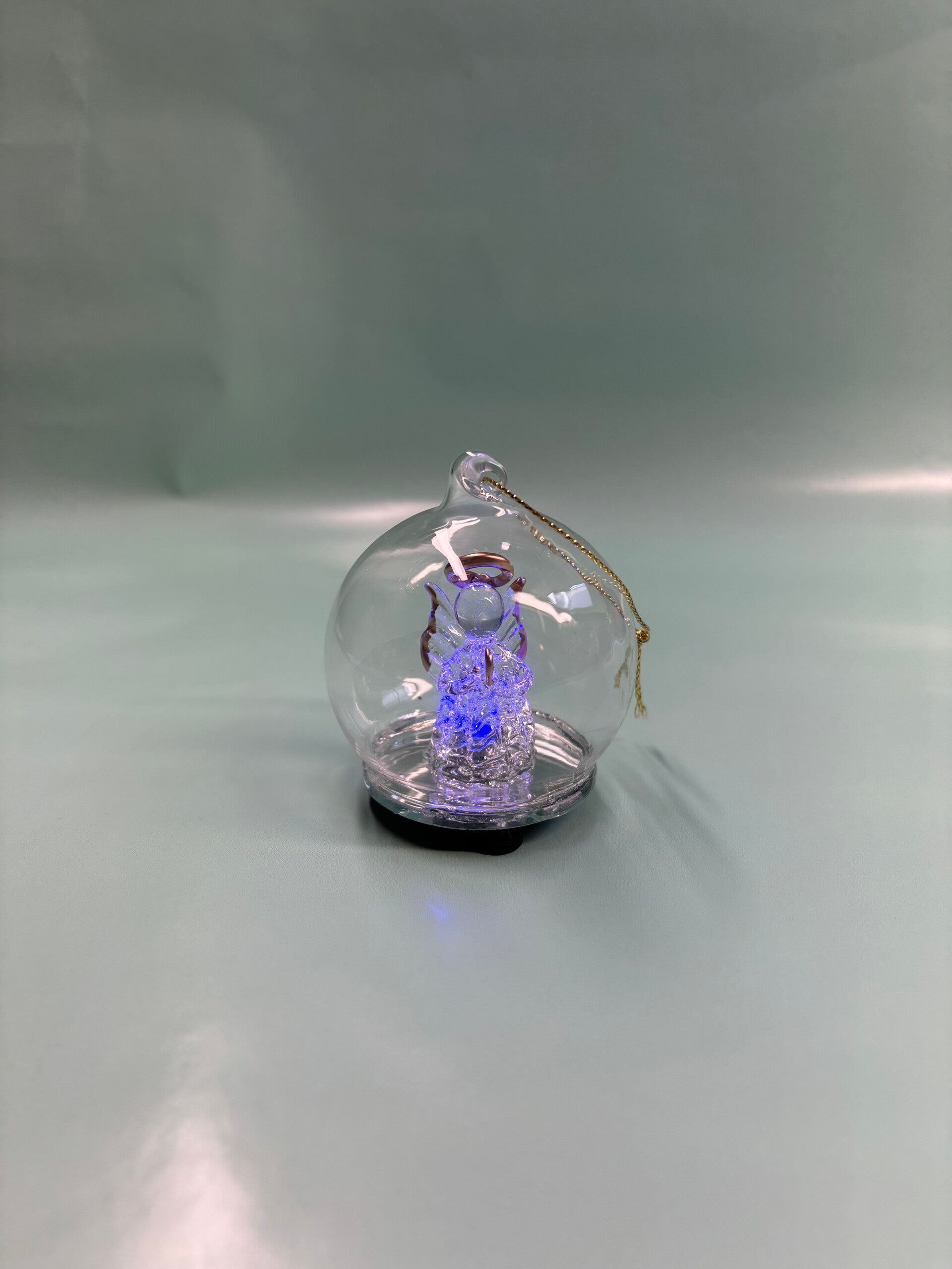 Glazen kerstbal met figuur en lichtje