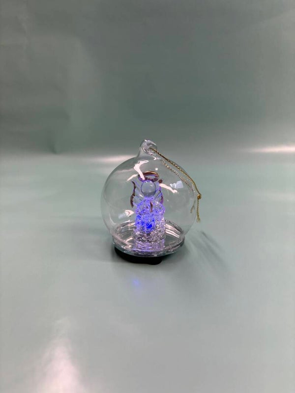 Glazen kerstbal met figuur en lichtje
