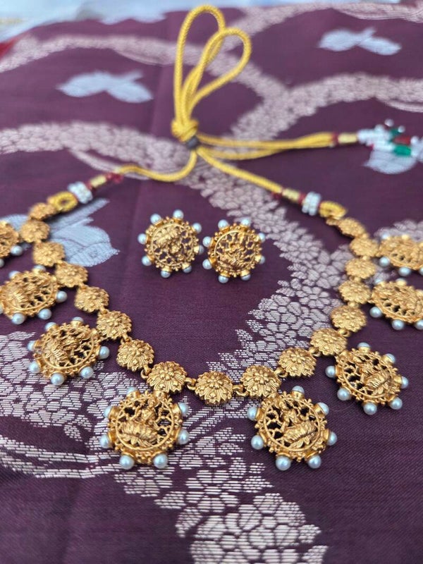 Neckles set